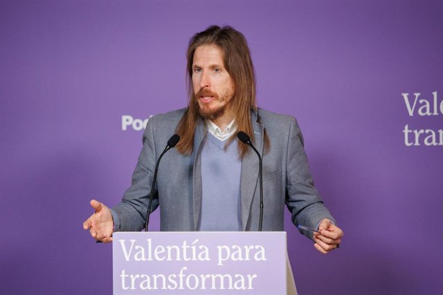 El portavoz de Podemos, Pablo Fernández, durante una rueda de prensa en la sede de Podemos, a 3 de abril de 2023, en Madrid (España).
