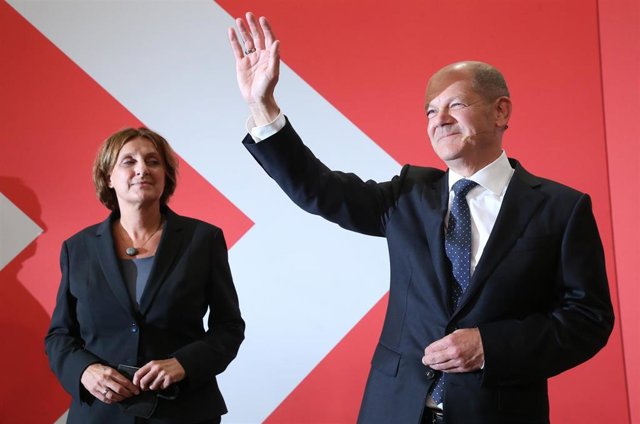 Archivo - El canciller alemán, Olaf Scholz, junto a su mujer, Britta Ernst, durante la campaña electoral de 2021.