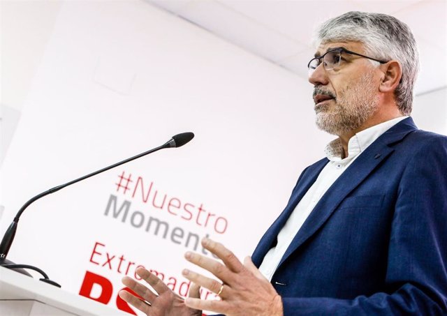 Archivo - Valentín García, en rueda de rpensa en la sede del PSOE de Extremadura.