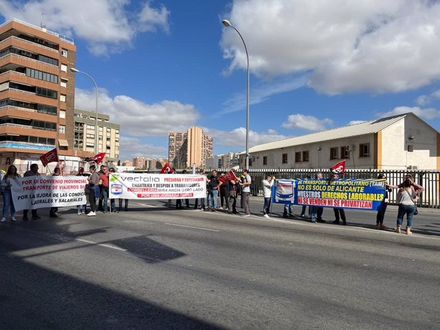 Manifestación de los conductores de La Alcoyana en Alicante.