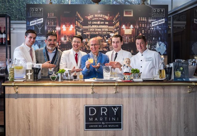 El empresario de hostelería Javier de las Muelas junto a su colaborador Gerard Acereda y otros miembros de su equipo