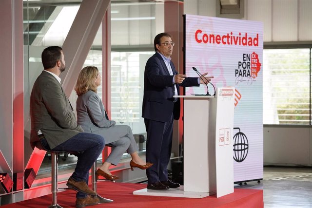 El alcalde de Cáceres, Luis Salaya, la vicepresidenta primera y ministra de Asuntos Económicos y Transformación Digital, Nadia Calviño, y el secretario general del PSOE de Extremadura, Guillermo Fernández Vara,  en la Convención Económica del PSOE 