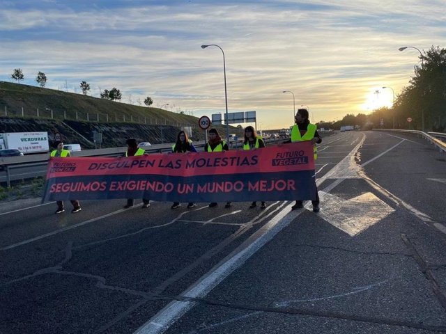Activistas de Futuro Vegetal cortan los accesos a MercaMadrid