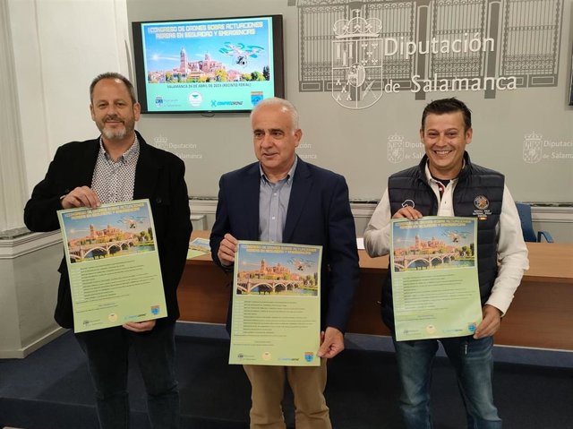 Los organizadores Eliseo Prieto (d) y José Ignacio Hernández (i) junto al diputado Jesús María Ortiz (c).