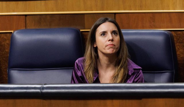 Archivo - La ministra de Igualdad, Irene Montero, durante una sesión de control al Gobierno