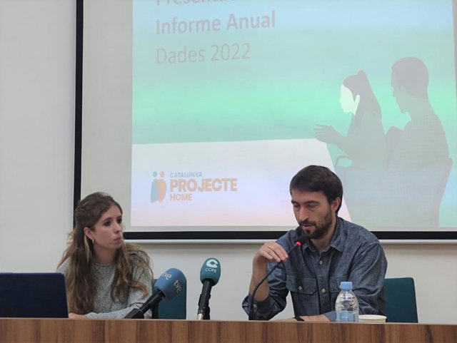 La directora técnica de Projecte Home, Cristina Vidal, y el director del Área de Gestión y Comunicación de la entidad, Jordi Feu.