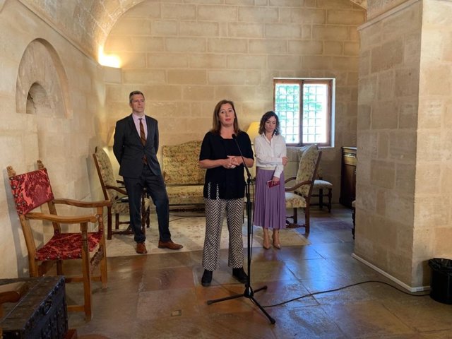 La presidenta del Govern, Francina Armengol, y la consellera de Hacienda y Relaciones Exteriores, Rosario Sánchez