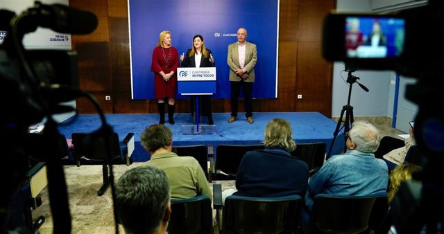 La presidenta del PP de Cantabria y candidata autonómica, María José Sáenz de Buruaga (centro); la secretaria autonómica y coordinadora de campaña, María José González Revuelta, y el presidente del comité electoral, Julián Vélez