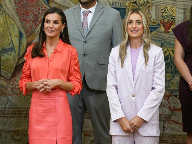 La Reina Letizia y Alexia Putellas, durante la entrega de los Premios Nacionales del Deporte en el Palacio Real de El Pardo