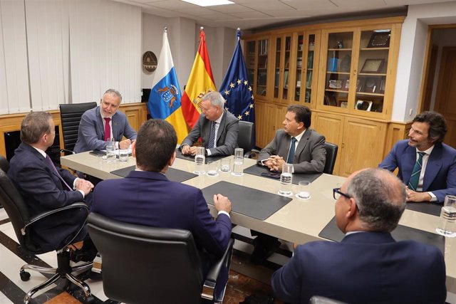 El presidente de Canarias, Ángel Víctorr Torres, en la reunión con Naviera Armas Transmediterránea