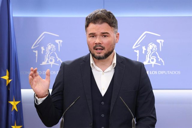 El portavoz de ERC en el Congreso, Gabriel Rufián, interviene durante una rueda de prensa en el Congreso de los Diputados.
