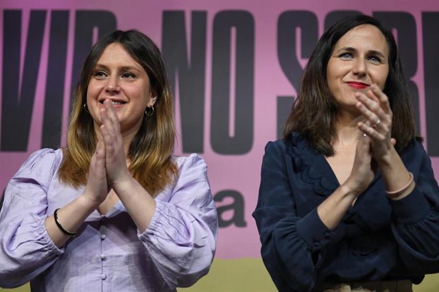 Archivo - La secretaria general de Podemos, Ione Belarra, y la candidata de UP en Madrid, Alejandra Jacinto, aplauden durante el acto de su partido ‘Vivir no sobrevivir. La vivienda es un derecho’, en la sede de Podemos, a 12 de marzo de 2023, en Madrid (