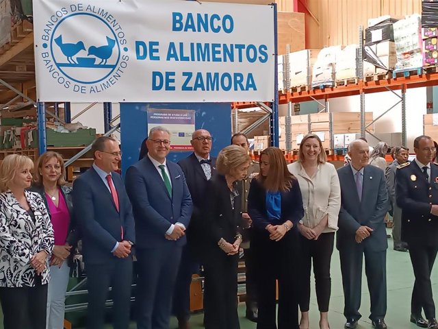 La reina Sofía, durante su visita al Banco de Alimentos de Zamora.