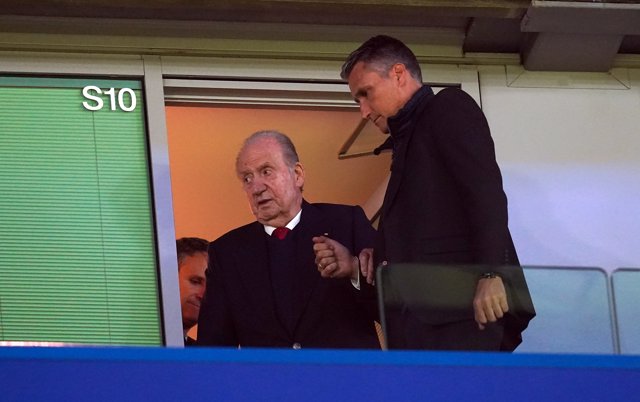 El Rey emérito Juan Carlos, a su llegada al estadio Stamford Bridge para ver el partido  Chelsea-Real Madrid. 