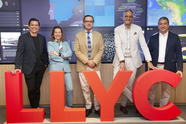 De izda a dcha: Adolfo Corujo (CEO de Deep Digital), Luisa García (COO Global), José Antonio Llorente (socio fundador y presidente de LLYC), Alejandro Romero (CEO Global) y Luis Miguel Peña (CEO Europa)
