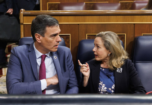 El presidente del Gobierno, Pedro Sánchez y la vicepresidenta primera y ministra de Asuntos Económicos y Transformación Digital, Nadia Calviño, durante una sesión plenaria en el Congreso de los Diputados.