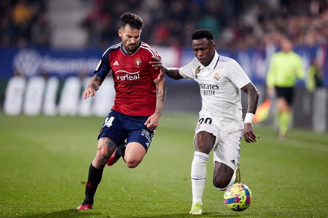 Archivo - Rubén García y Vinicius Jr pelean por un balón en el Osasuna-Real Madrid de LaLiga Santander 2022-2023