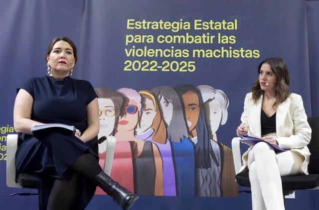 Archivo - La ministra de Igualdad, Irene Montero (d), y la secretaria de Estado de Igualdad y contra la Violencia de Género, Ángela Rodríguez Pam (i), en la presentación de la Estrategia Estatal para combatir las Violencias Machistas 2022-2025