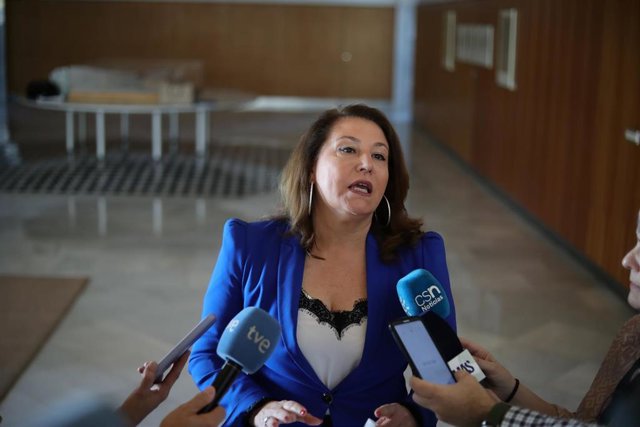 La consejera de Agricultura, Ganadería, Pesca y Desarrollo Rural, Carmen Crespo, atiende a los medios.