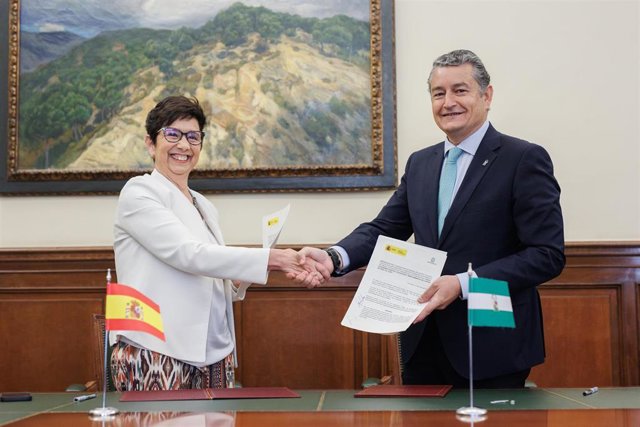 El consejero de Presidencia, Interior y Diálogo Social de la Junta, Antonio Sanz, (d) junto a la subsecretaria del Ministerio de Hacienda y Función Pública, Pilar Paneque, (i) durante la firma del protocolo para la creación de la Sociedad Lógica