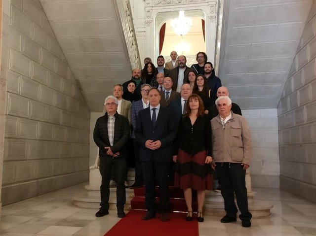 El alcalde de Salamanca, Carlos García Carbayo (centro), junto a músicos y compositores de la ciudad, en la presentación de los actos del homenaje a Tomás Bretón