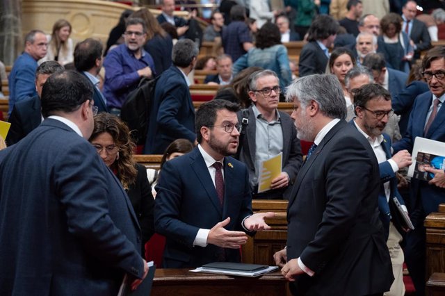 El president de la Generalitat, Pere Aragonès, amb el president de Junts al Parlament, Albert Batet