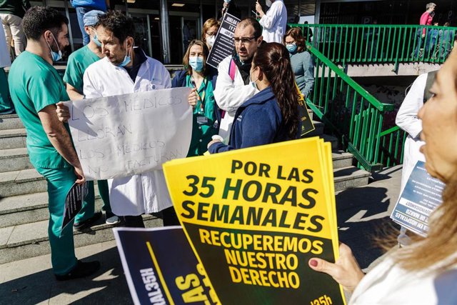 Archivo - Varios médicos con pancartas protestan durante una concentración a las puertas del Hospital 12 de octubre