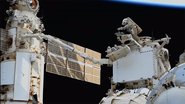 Cosmonautas de la ISS en la caminata espacial del 19 de abril de 2023