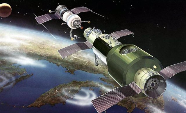 Ilustración de la estación espacial Salyut en órbita con una SoyuzNave espacial de transporte de tripulación acercándose en la parte superior izquierda.