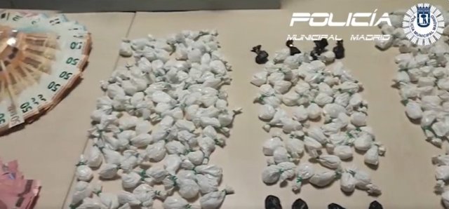 Sustancias estupefacientes y dinero en efectivo intervenido por los agentes.