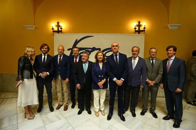 El alcalde de Sevilla, Antonio Muñoz, cuarto por la derecha, en el Foro Gaesco, donde ha desgranado su proyecto 'Sevilla en marcha'.