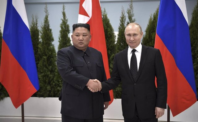 Archivo - El líder de Corea del Norte, Kim Jong Un, junto al presidente de Rusia, Vladimir Putin