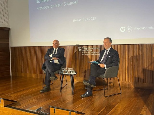 El presidente del Banco de Sabadell, Josep Oliu, y el decano del CEC, Carles Puig de Travy, en el acto 'Conversaciones del decano'.