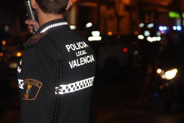 Archivo - Un agente de Policía Local de València de espaldas