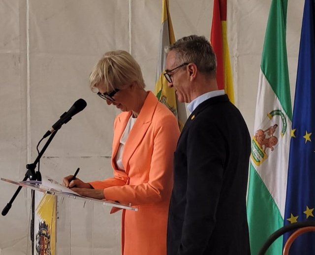 La directora de Andalucía Emprende, Rosa Siles, y el alcalde de Bailén, Luis Mariano Camacho, en la firma del convenio