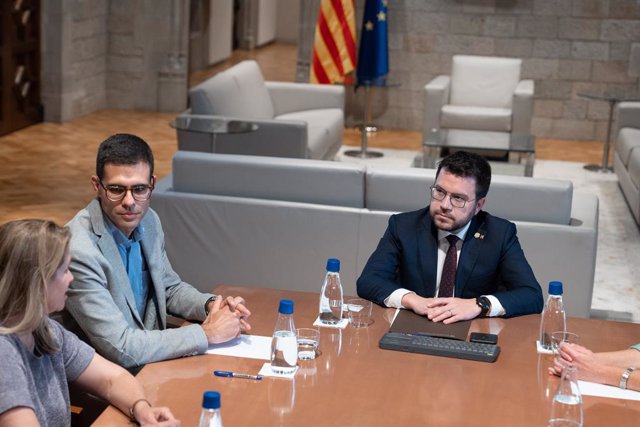 Reunió d'Aragonès amb els acadèmics de l'acord de claredat