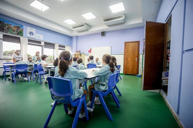 Archivo - Varios niños sentados en pupitres en una clase del colegio Virgen de Europa durante el primer día de clase del curso 2021-22
