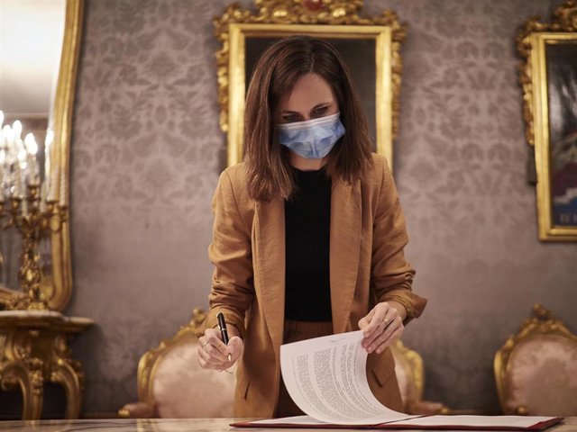 Archivo - La ministra de Derechos Sociales y Agenda 2030, Ione Belarra, durante la firma del convenio de fondos europeos para Navarra, a 16 de julio de 2021, en Pamplona, Navarra, (España). Con la firma de este convenio, la Comunidad foral recibirá fondos