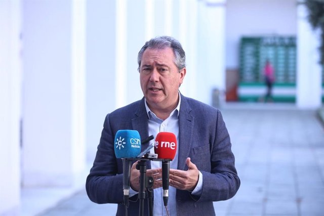 El secretario general del PSOE-A, Juan Espadas, atiende a los medios en el Parlamento andaluz.