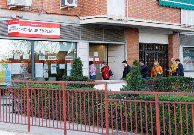 Varias personas en la entrada de una oficina del SEPE, a 4 de abril de 2023,en Madrid.