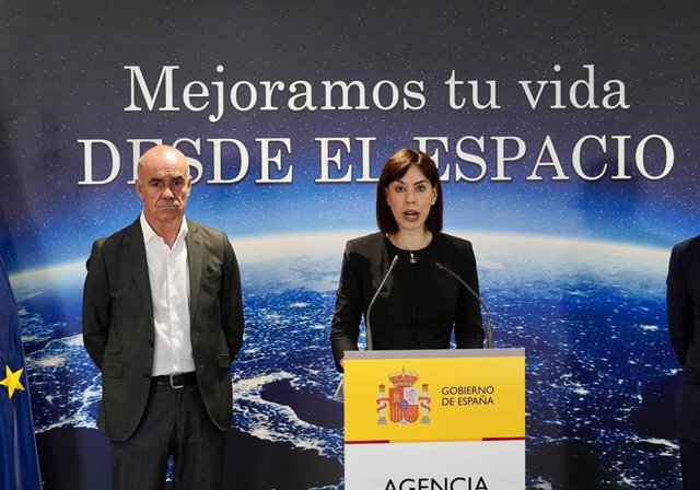 La ministra de Ciencia e Innovación, Diana Morant, y el alcalde de Sevilla, Antonio Muñoz, antes de la reunión del primer consejo rector de la Agencia Espacial Española, con sede en Sevilla.
