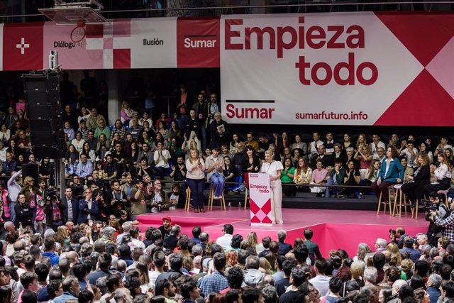 La vicepresidenta segunda y ministra de Trabajo y Economía Social, Yolanda Díaz, interviene en el acto 'Empieza todo' de la plataforma Sumar, en el polideportivo Antonio Magariños, a 2 de abril de 2023, en Madrid, (España). 