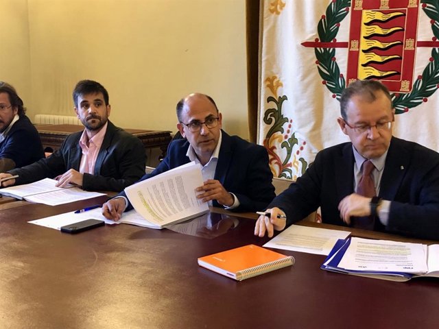 Consejo de Administración de Auvasa, con el nuevo gerente, José Alfonso Gálvez (izda), y el concejal de Movilidad y Espacio Urbano, Luis Vélez.