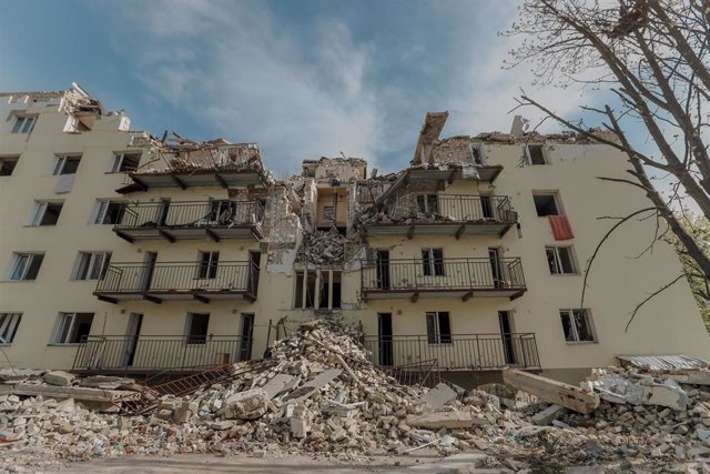 Edificio destruido por los ataques en Jersón, Ucrania