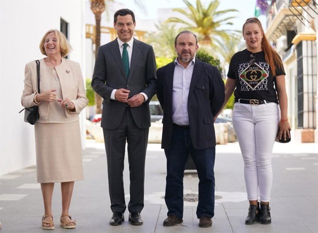 El presidente de la Junta de Andalucía y del PP-A, Juanma Moreno, este jueves en Arahal (Sevilla), junto al candidado de este partido, Alberto Sanromán, a la Alcaldía del municipio.