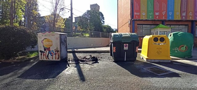 Contenedor quemado en Etxebarri (Bizkaia)