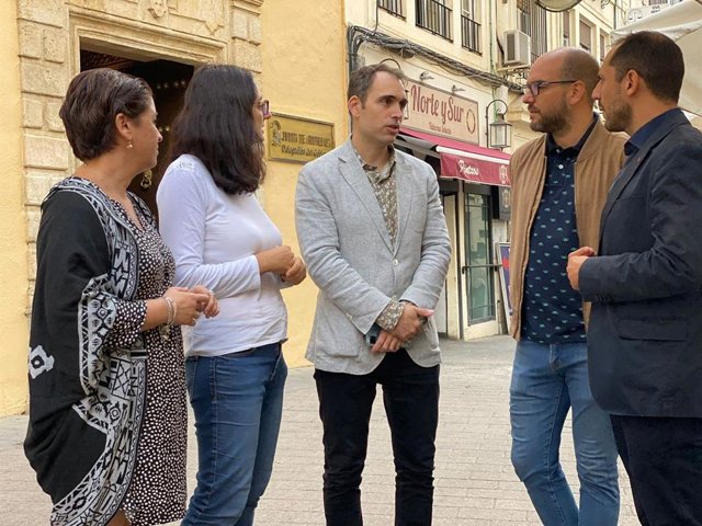 Archivo - El coordinador general de IU Andalucía, Toni Valero (en el centro), en Córdoba.