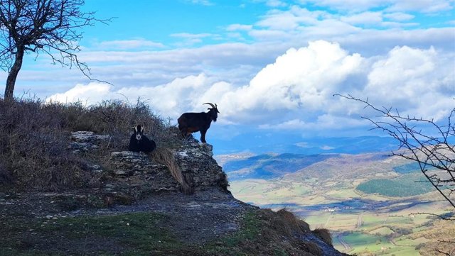 Archivo - Nubes y claros en el puerto de Orduña, entre Burgos y Álava