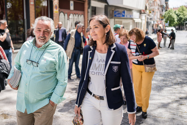 La candidata del PSOE a la alcaldía de Madrid, Reyes Maroto, durante la Ruta de la Tapa de Villaverde, en el distrito de Villaverde, a 21 de abril de 2023, en Madrid (España). 