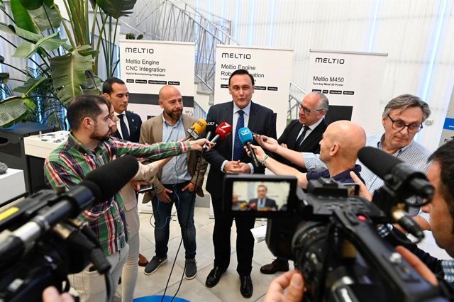 Gómez Villamandos atiende a los peridistas.